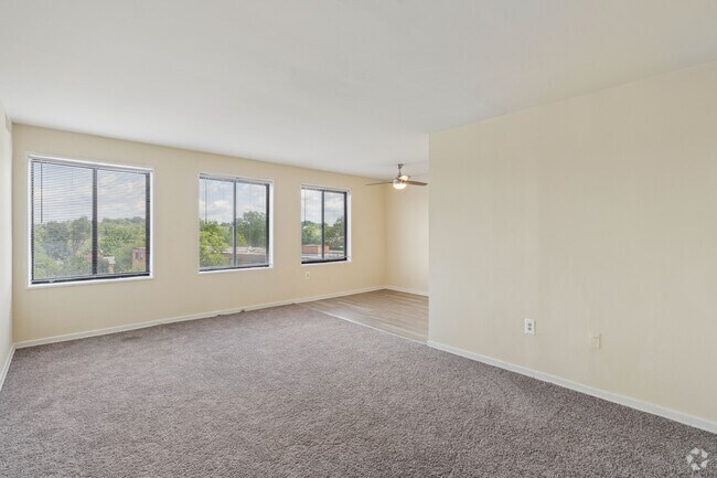 1BR, 1BA - 632SF - Living Room, Dining - Park Tanglewood