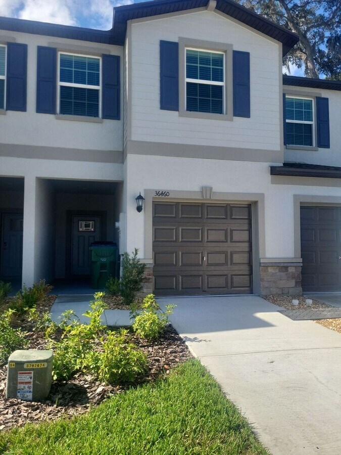 Beautiful 3/2.5 townhome with attached one... - Beautiful 3/2.5 townhome with attached one...