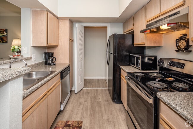 1BR, 1BA - Ascot - 750SF - Kitchen - Pinnacle Heights Apartments