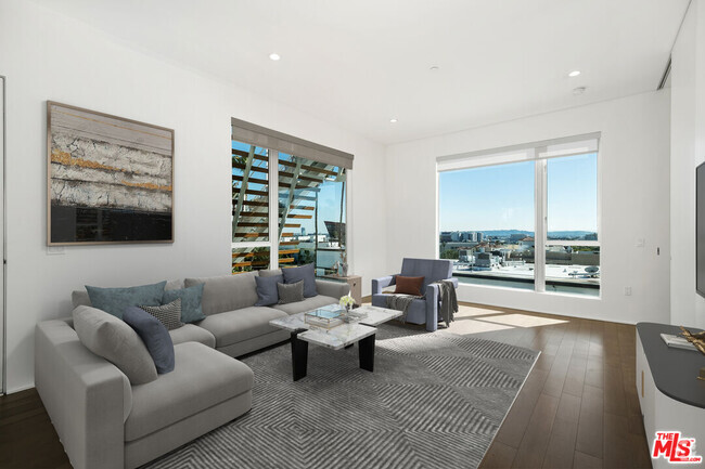 Building Photo - 935 N San Vicente Blvd Unit 7 Rental