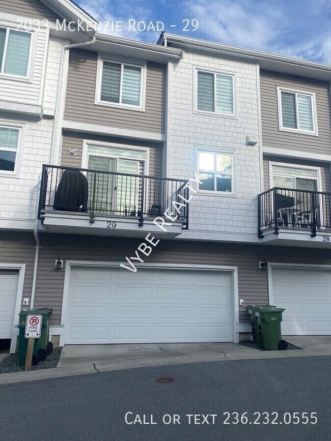 Building Photo - Beautiful Townhouse - Prime Location