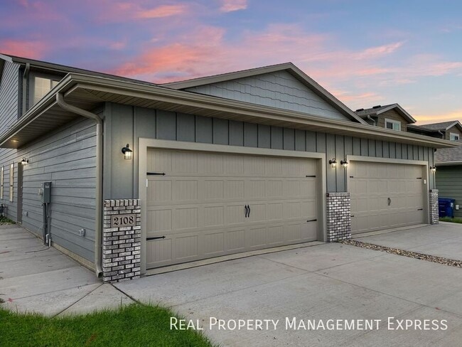 Building Photo - 3 Bed 2.5 Bath Townhome in West Sioux Falls