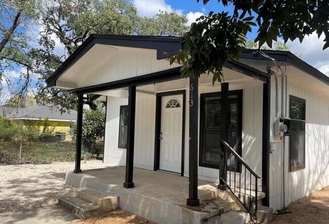 Photo - 613 S Saunders St