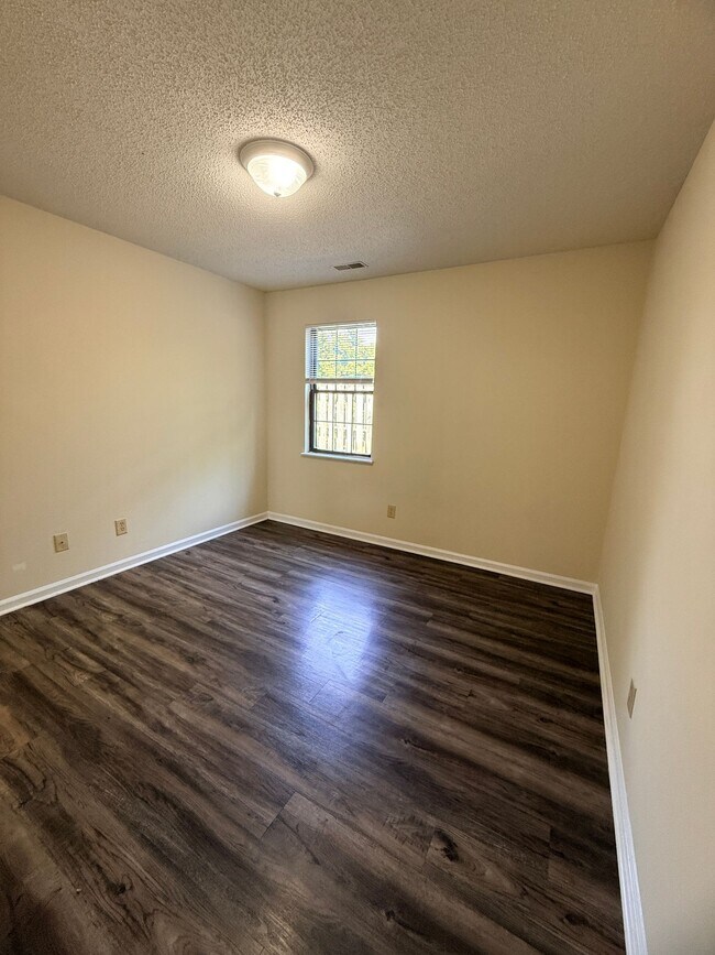 Photo - Ivy Court Apartments