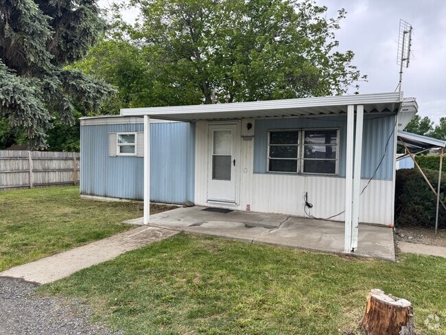 Building Photo - West side 2br with washer/dryer hookup! Rental