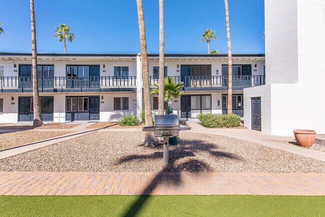 Courtyard with outdoor grill and palm trees - Miramonte on 3rd
