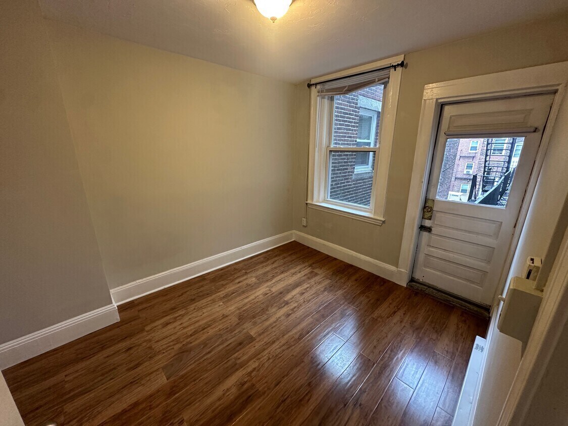 *Pictures are representative samples of the advertised unit. In some cases, the actual units you tou - 238 W Newton St Apartamentos Unidad 1T