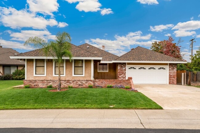 Building Photo - Quiet & Central Neighborhood - 3 Bedroom 2 Bathroom - Large Yard - Lawn Service Provided!