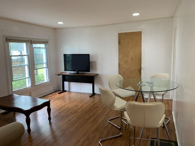 Building Photo - 16 Goethe St Rental