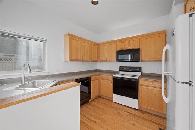 Photo - 243 Carron St