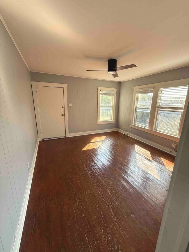 Photo - 911 Harvard St