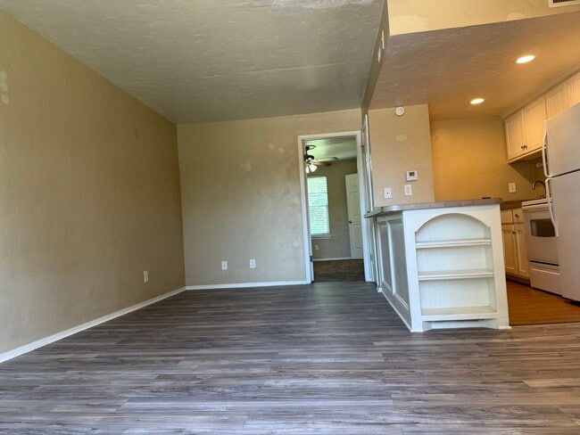 Living room pic 1 - The Colonies Apartments