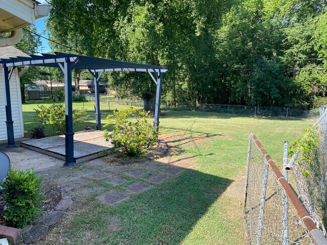 Large shaded backyard with gazebo and lake breeze - 412 E Lakeside Dr
