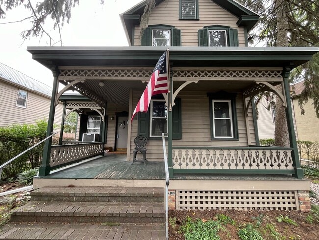 Building Photo - Spacious 4-5 Bedroom, 1.5 Bathroom 2-Story... Rental