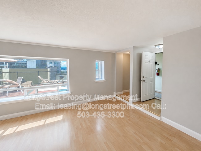 Photo - 772 SW Broadway Dr