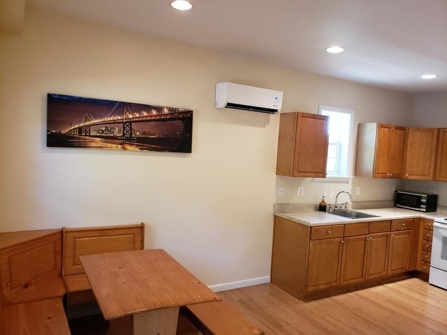 Kitchen/living room - 3117 Chestnut St NE Unit A