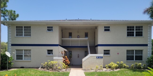 Building Photo - 1522 SE Royal Green Cir Unit 201
