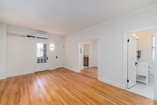Building Photo - 3-Bedroom, 1-Bathroom Apartment with Porch near JHU Unit C2