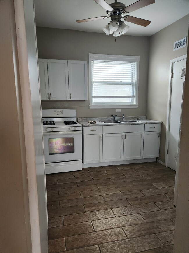 Kitchen - 2206 E 84th St Unit 2