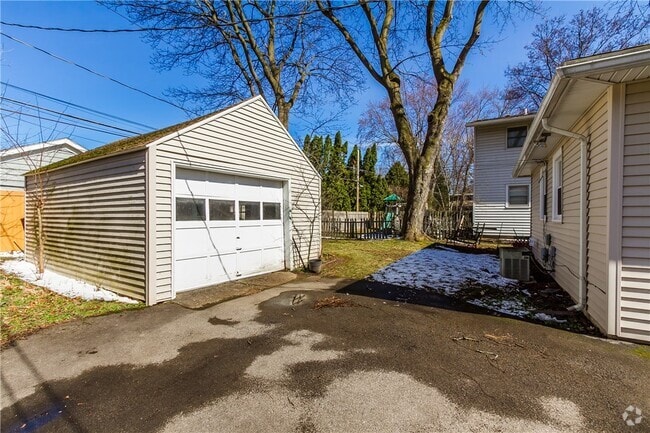 Building Photo - 270 Ashbourne Rd Rental