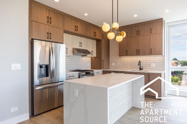 Building Photo - 2355 W Flournoy St Unit 202