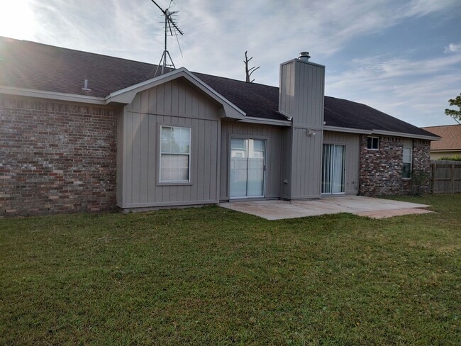 Photo - Spacious Home Conveniently Located in a Quiet Neighborhood!