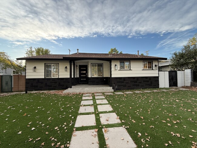 Building Photo - 9123 Woodley Ave