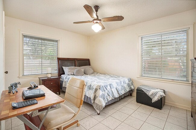 Photo - 17 Manor Way