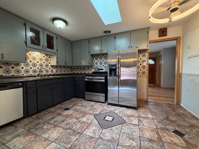 Photo - ~Availalbe Now~ Beautiful Four Bedroom House in Denver!