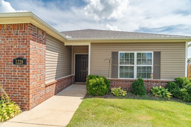 Photo - 3 Bedroom 2 Bath West Fay Home w/HUGE Backyard!