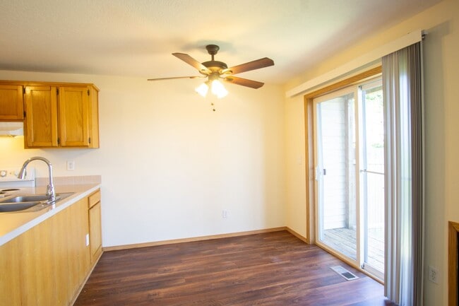 Photo - Great Piedmont 3 Bdr Townhouse w/Fireplace, DW + Garage! Unit 767