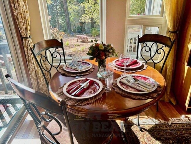 Photo - Adorable 2 Bedroom - Central Incline! 1 Do...