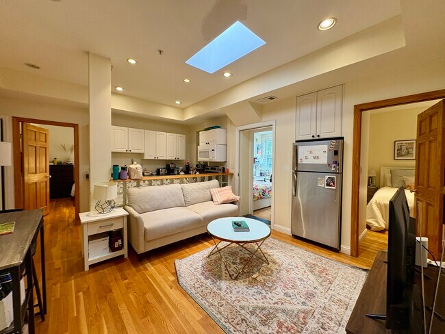 Building Photo - 1801 Beacon St Unit 8 Rental