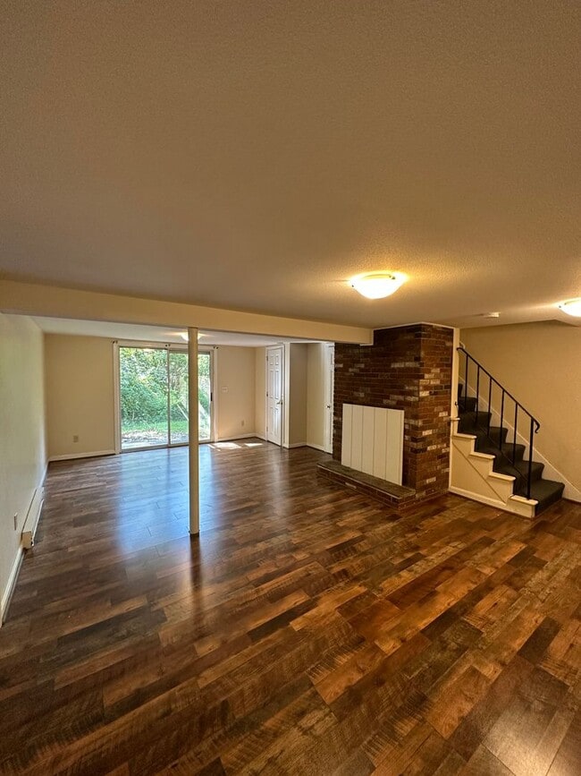 98-100 Sand Hill Road - 98-100 Sand Hill Road Apartment Unit 98 Sand Hill Rd