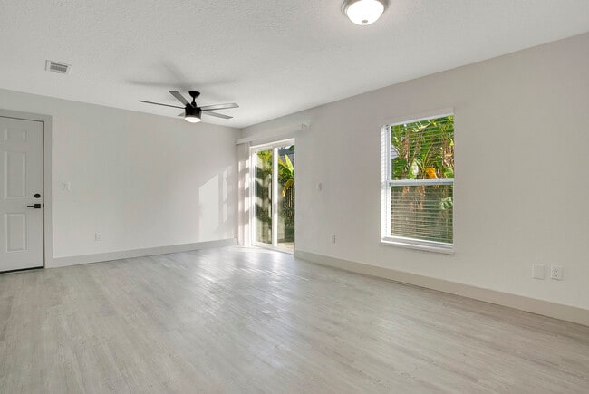 Photo - 1217 W 6th St