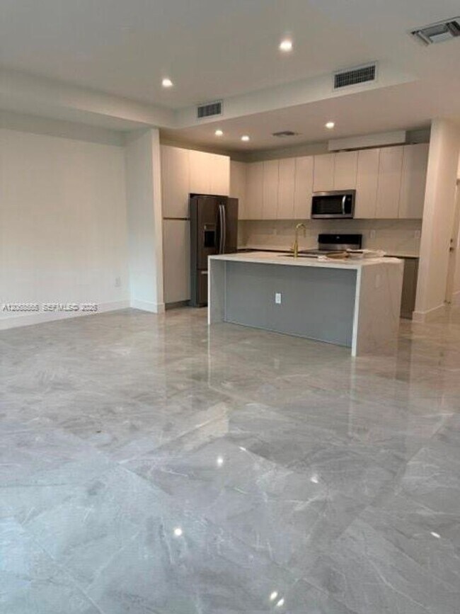 1521 NW 94th Ave