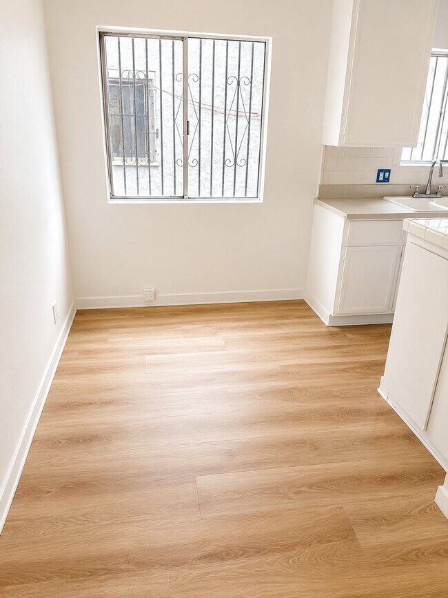 901 W 76th St Unit 1