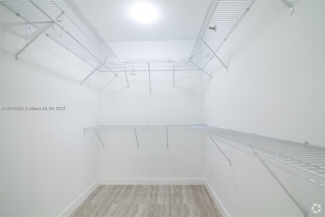 Building Photo - 2401 Collins Ave Unit 512 Rental