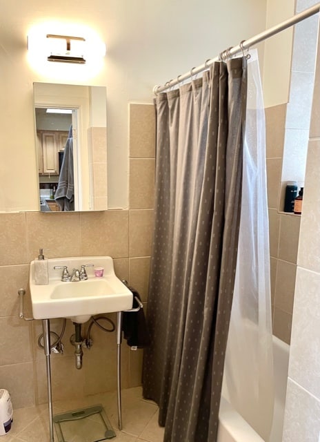 Bath 1 - 1026 Paradrome St Unit 2