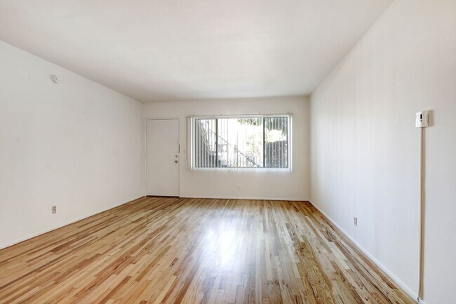 Photo - 10900 Santa Monica Blvd, prime Westwood!