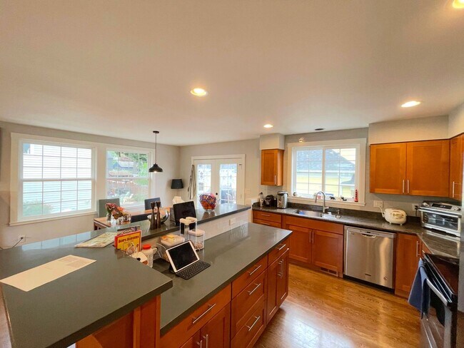 Photo - Spacious Corner-Lot Home 4 bed 3 bath – Green Lake, Seattle, WA