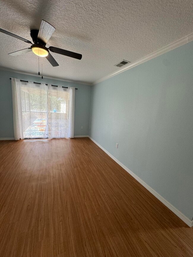 Photo - 5585 Barna Ave