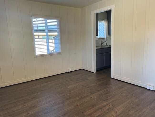 Photo - 725 Granite St