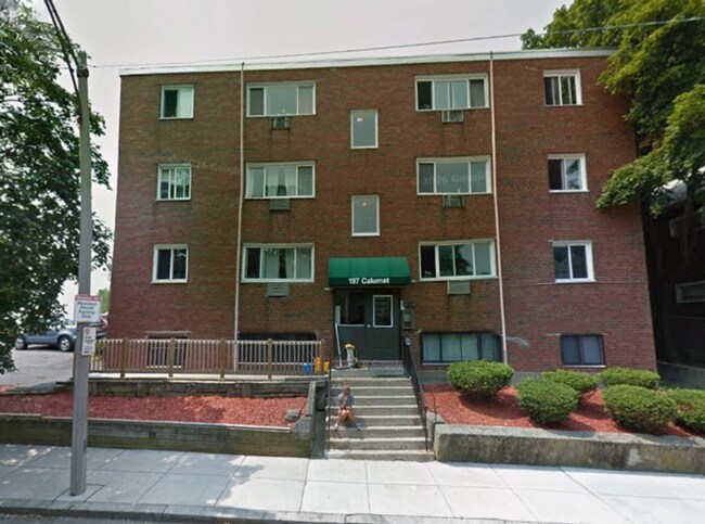 Building Photo - 2BR 1Bth unit. Heat/Hot Water included. Great location!