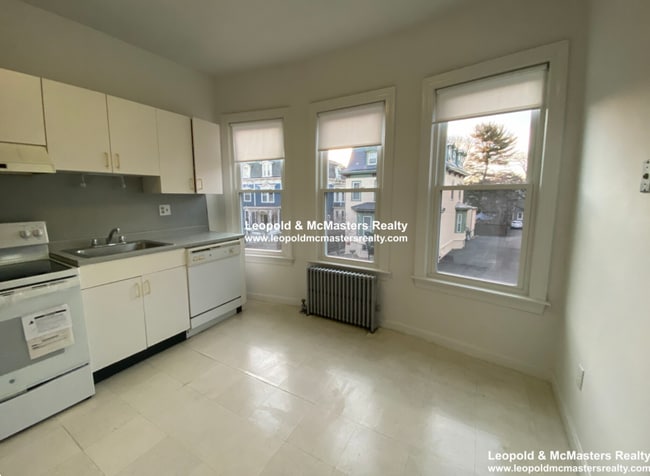 Building Photo - 148 Oxford St Unit 148 Oxford Street