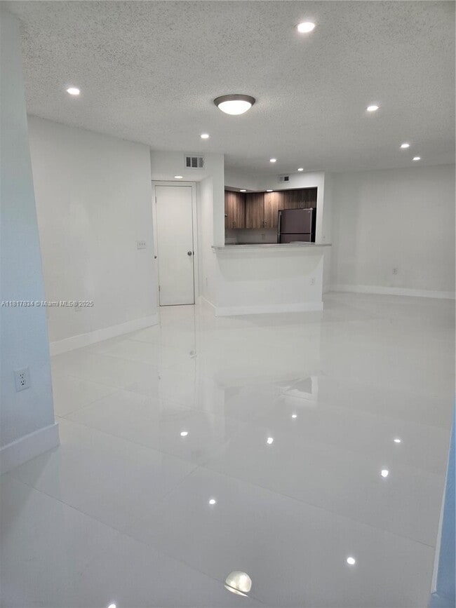 Building Photo - 595 Vista Isles Dr Unit 1913 Rental