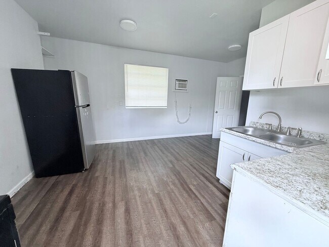 905 East Ave Unidad Guest house