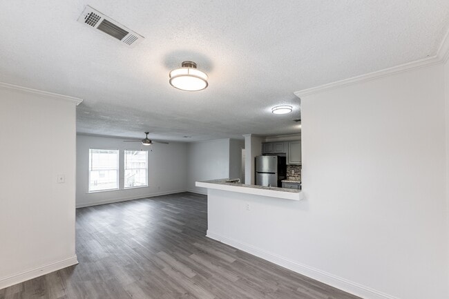 Building Photo - 130 Varsity Dr