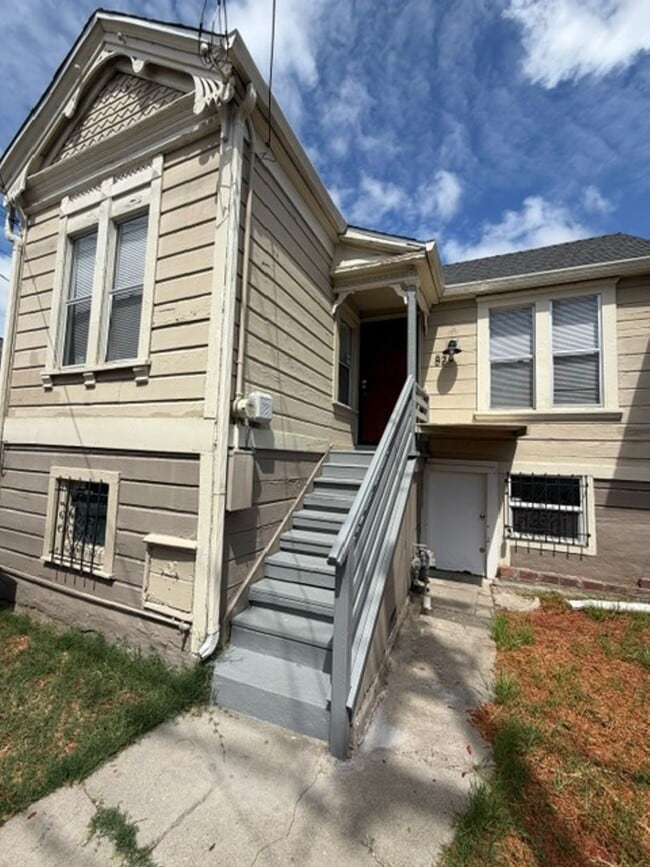 Building Photo - 828 21st St