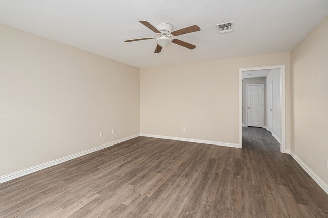 Photo - 640 W Marshall Dr